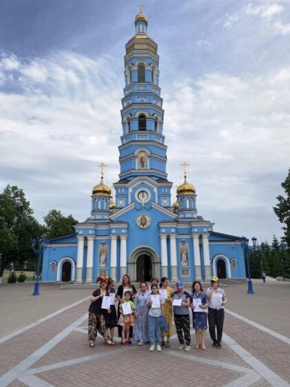 Поделись улыбкою своей, и она к тебе не раз еще вернется!