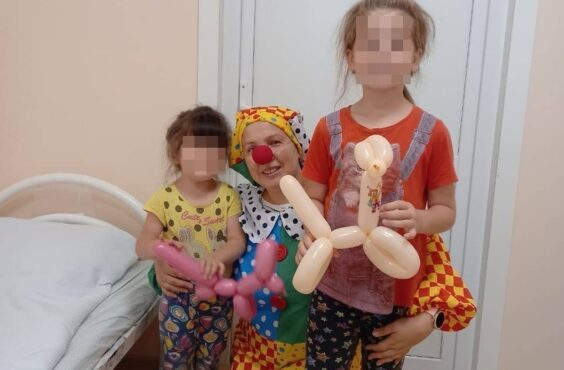 Больничные клоуны посещают детей в летний период