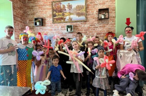 Смехотерапевты дали мастер-класс для особенных детей