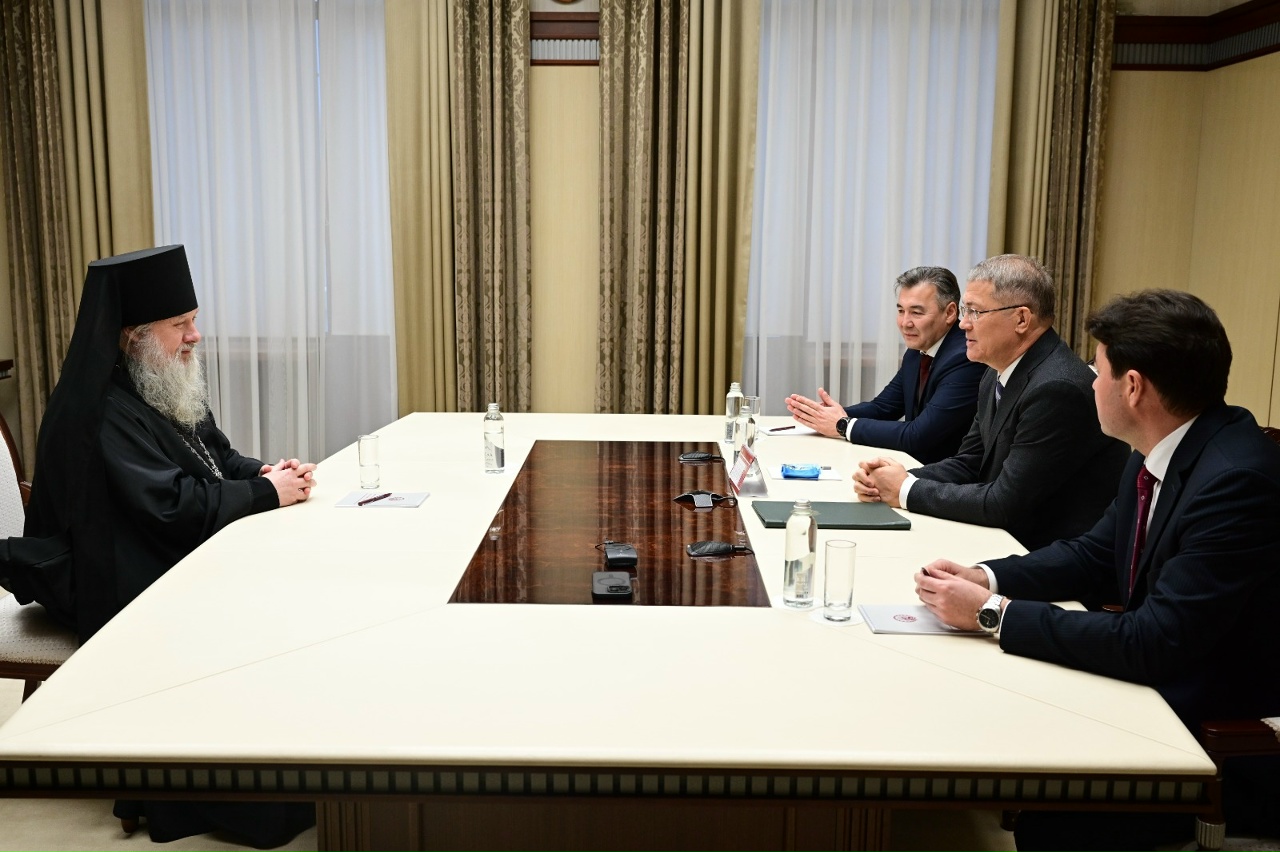 Поздравил владыку Филарета с избранием на пост главы Башкортостанской митрополии глава Республики Башкортостан Радий Хабиров