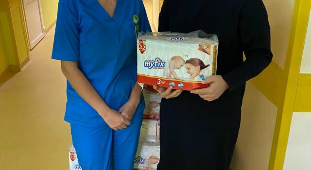 От сестричества небольшая партия подгузников в детские отделения больниц