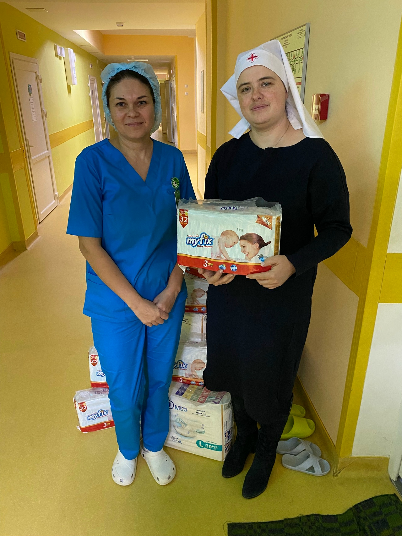 От сестричества небольшая партия подгузников в детские отделения больниц